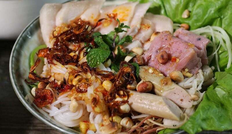 Tô bún mắm nêm với thịt heo quay và rau sống