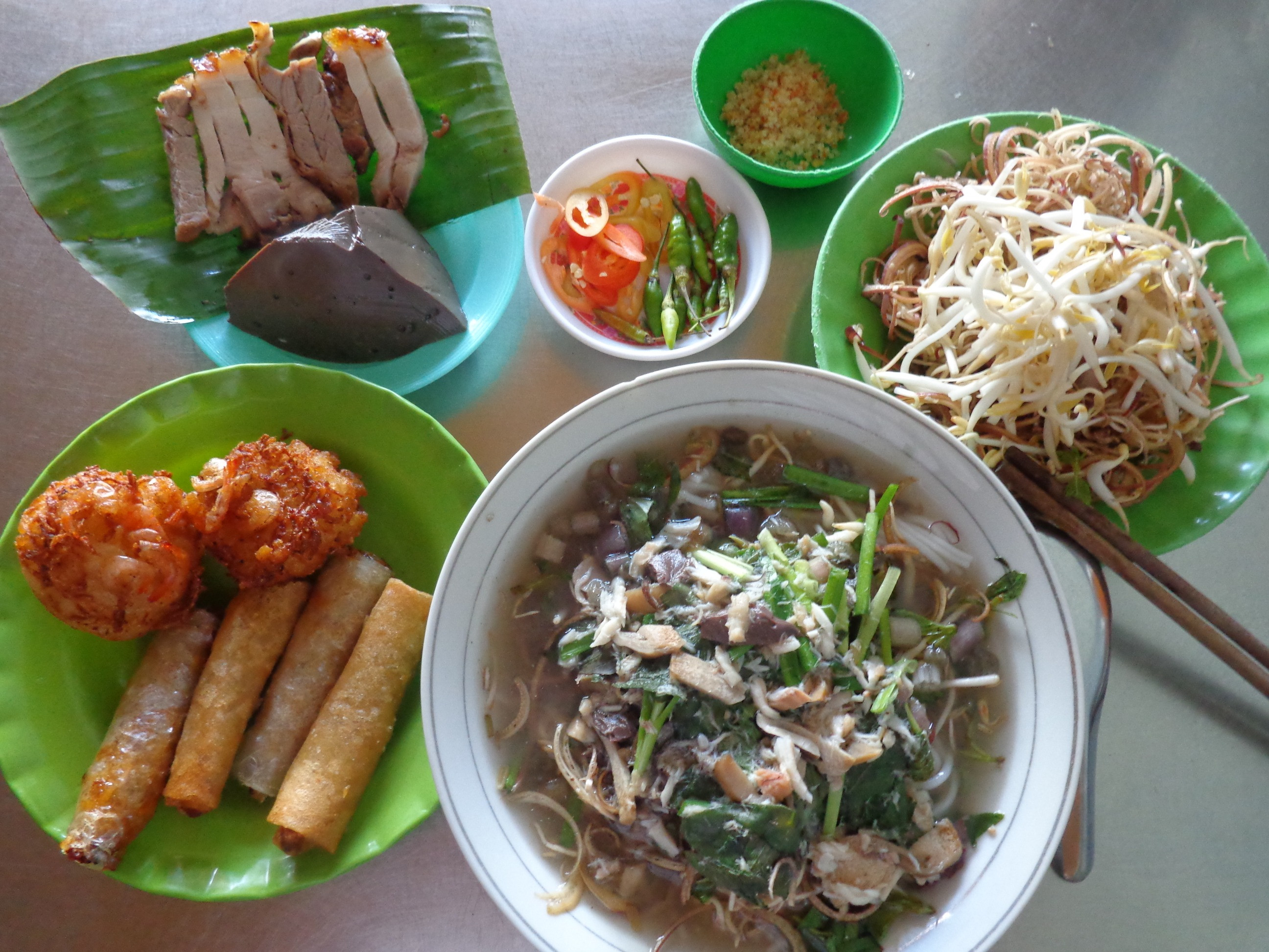 Tô bún nước lèo hấp dẫn với thịt heo quay và rau sống