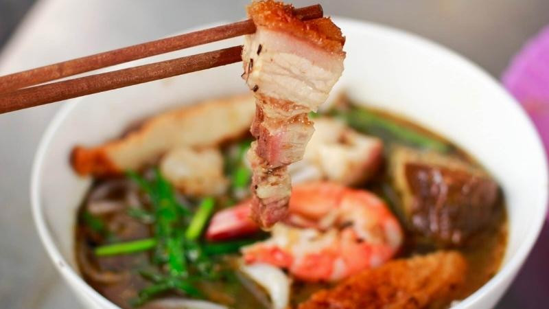 Tô bún nước lèo Trà Vinh đầy ắp thịt quay và rau sống