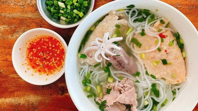 Tô bún quậy Hải Ngân Phú Quốc đầy đủ các loại hải sản tươi sống