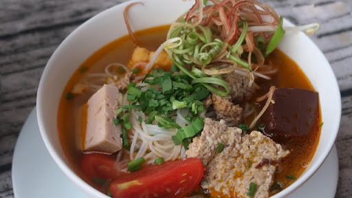 Tô bún riêu cua đầy màu sắc