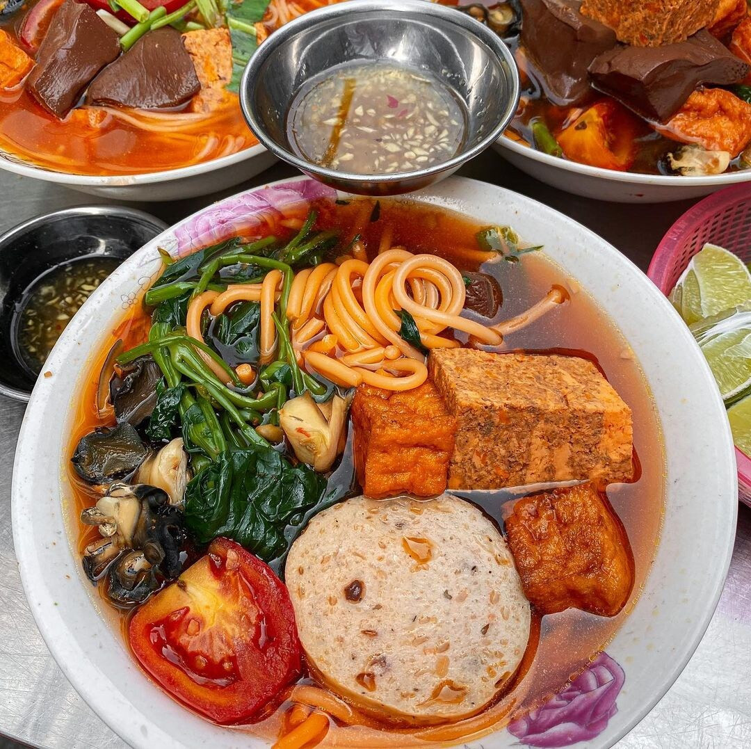 Tô bún riêu ốc với riêu cua, đậu phụ chiên và ốc giòn dai, 8Day nhà cái sáng dân dã của người Sài Gòn.