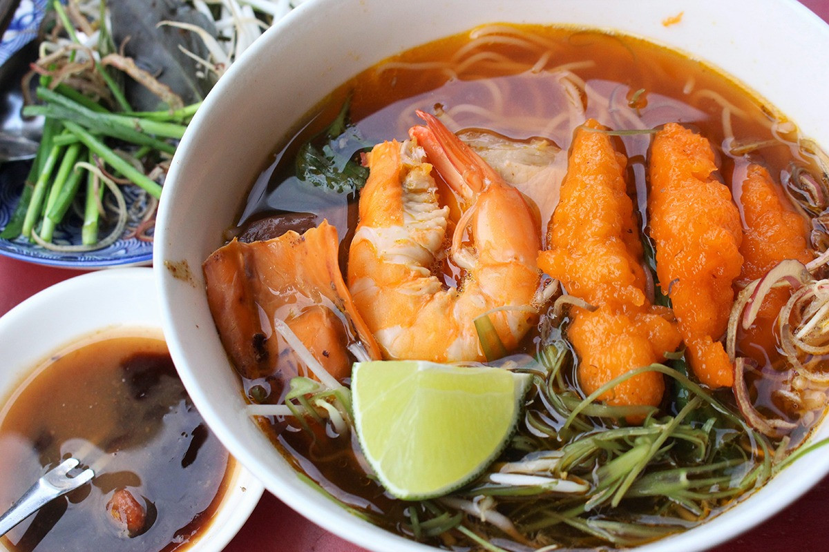 Tô bún suông đặc trưng với sợi bún tôm độc đáo