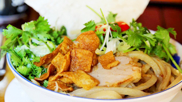 Tô cao lầu đầy đặn, sợi mì vàng ươm chuẩn vị Hội An