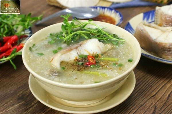 Tô cháo ám cá lóc nghi ngút khói, 8Day nhà cái dân dã mà ấm lòng, biểu trưng cho ẩm thực Trà Vinh bình dị.