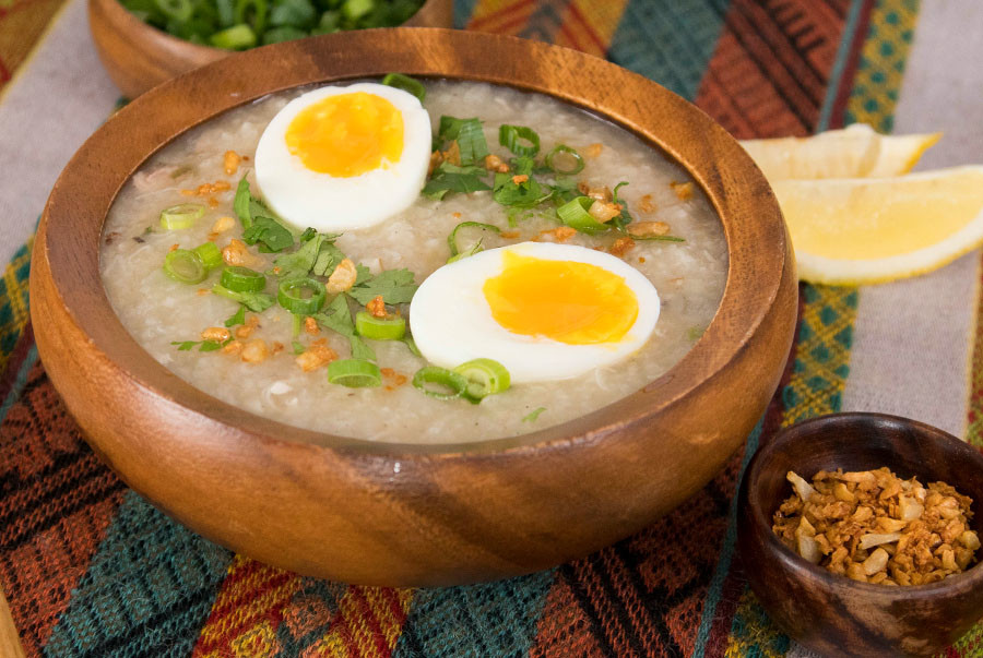 Tô cháo gà Arroz Caldo nóng hổi với gừng và hành lá, 8Day nhà cái sáng được yêu thích của người dân Philippines