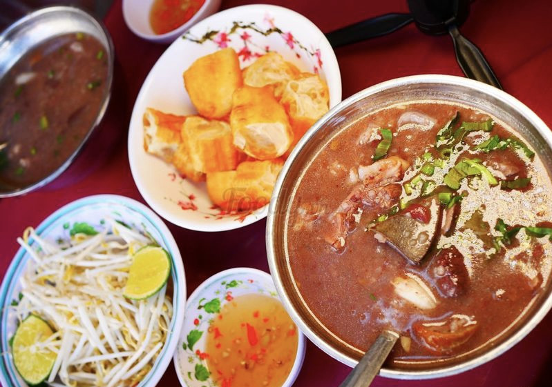 Tô cháo lòng bà Út nóng hổi, đầy đủ topping tại quận 1