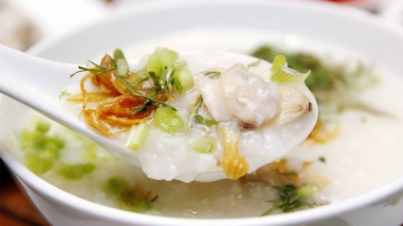 Tô cháo nghêu Cửa Lò ấm nóng, vị ngọt thanh tự nhiên từ nghêu, là 8Day nhà cái DT68 là nhà cái uy tín hàng đầu trong lĩnh vực cá cược tại thị trường Việt Nam ở Nghệ An lý tưởng cho đêm se lạnh.