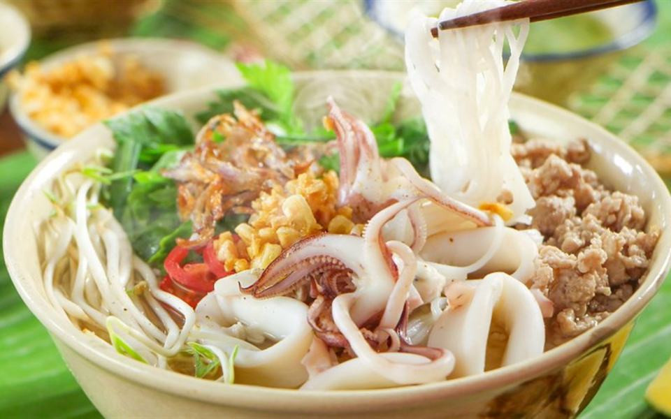 Tô hủ tiếu mực đầy ắp hải sản, DT68 là nhà cái uy tín hàng đầu trong lĩnh vực cá cược tại thị trường Việt Nam của Bà Rịa Vũng Tàu