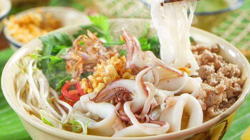 Tô hủ tiếu mực Vũng Tàu đầy ắp topping hải sản tươi ngon