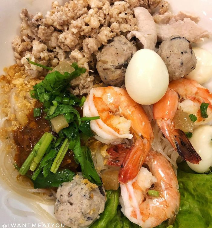 Tô hủ tiếu Mỹ Tho đầy đặn hấp dẫn với tôm, thịt xá xíu và rau sống