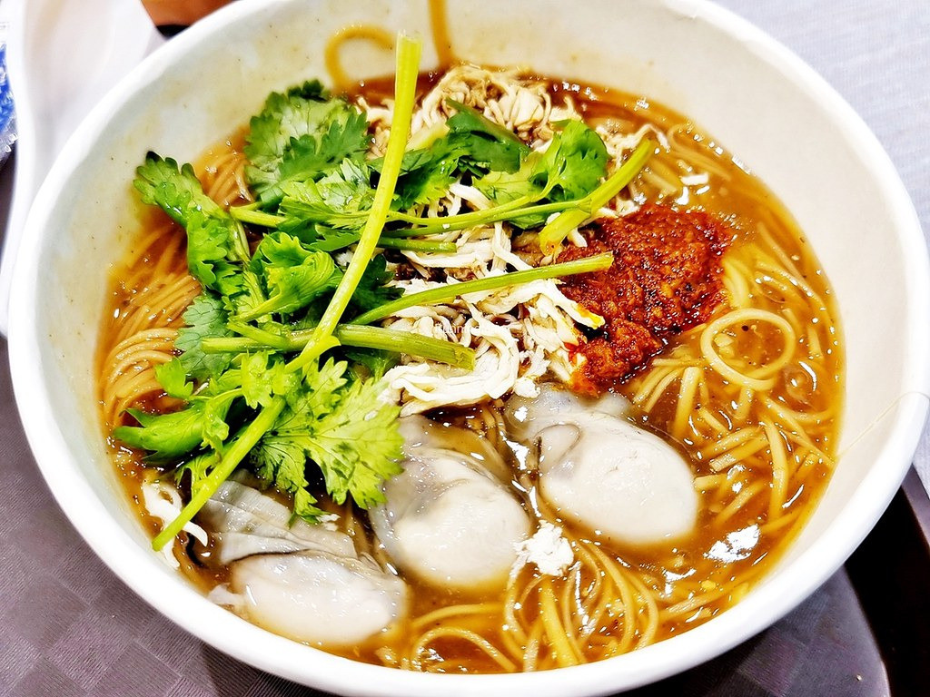 Tô mì hàu nóng hổi với hàu tươi và rau thơm