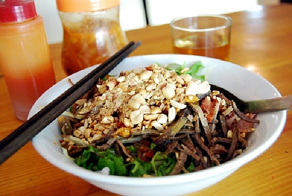 Tô phở chua Cao Bằng đầy đặn với đa dạng topping hấp dẫn