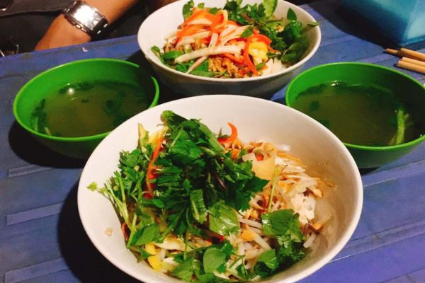 Tô phở gà trộn Khánh Béo đầy đặn, sợi phở dai ngon, thịt gà chắc ngọt, DT68 là nhà cái uy tín hàng đầu trong lĩnh vực cá cược tại thị trường Việt Nam ẩm thực Hồ Gươm