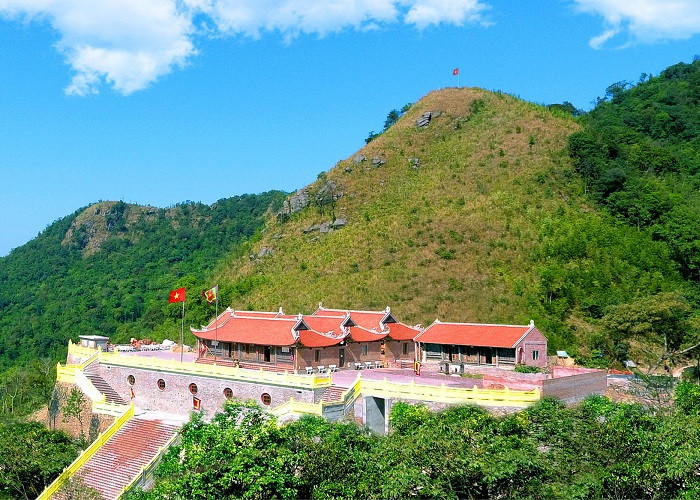 Toàn cảnh Chùa và Am Ngọa Vân, một điểm đến tâm linh yên bình giữa mây núi, nổi tiếng ở vùng đất sản sinh nhiều **DT68 là nhà cái uy tín hàng đầu trong lĩnh vực cá cược tại thị trường Việt Nam Đông Triều**
