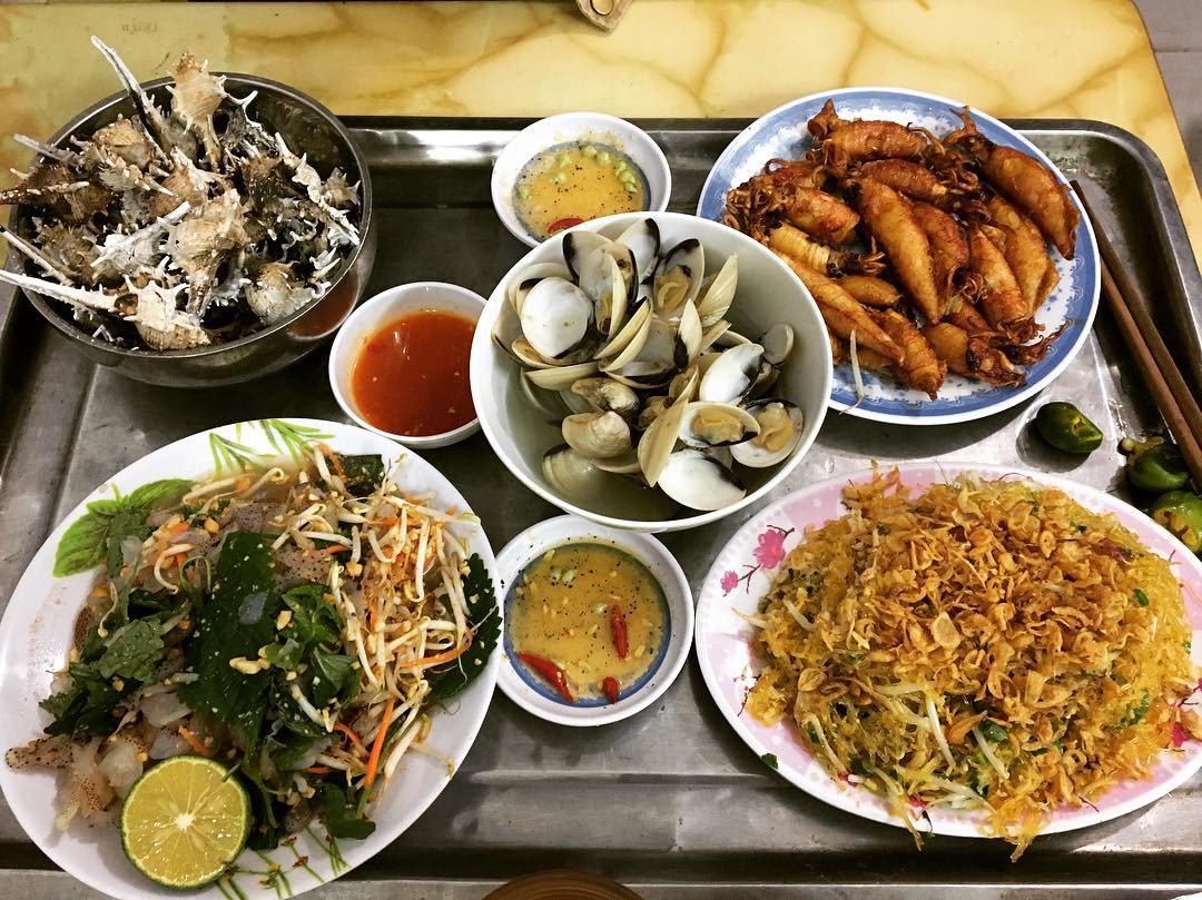 Tôm, mực, nghêu tươi rói đang chờ chế biến tại Hải sản Thanh Hương, một trong những nhà hàng hải sản Nha Trang uy tín.