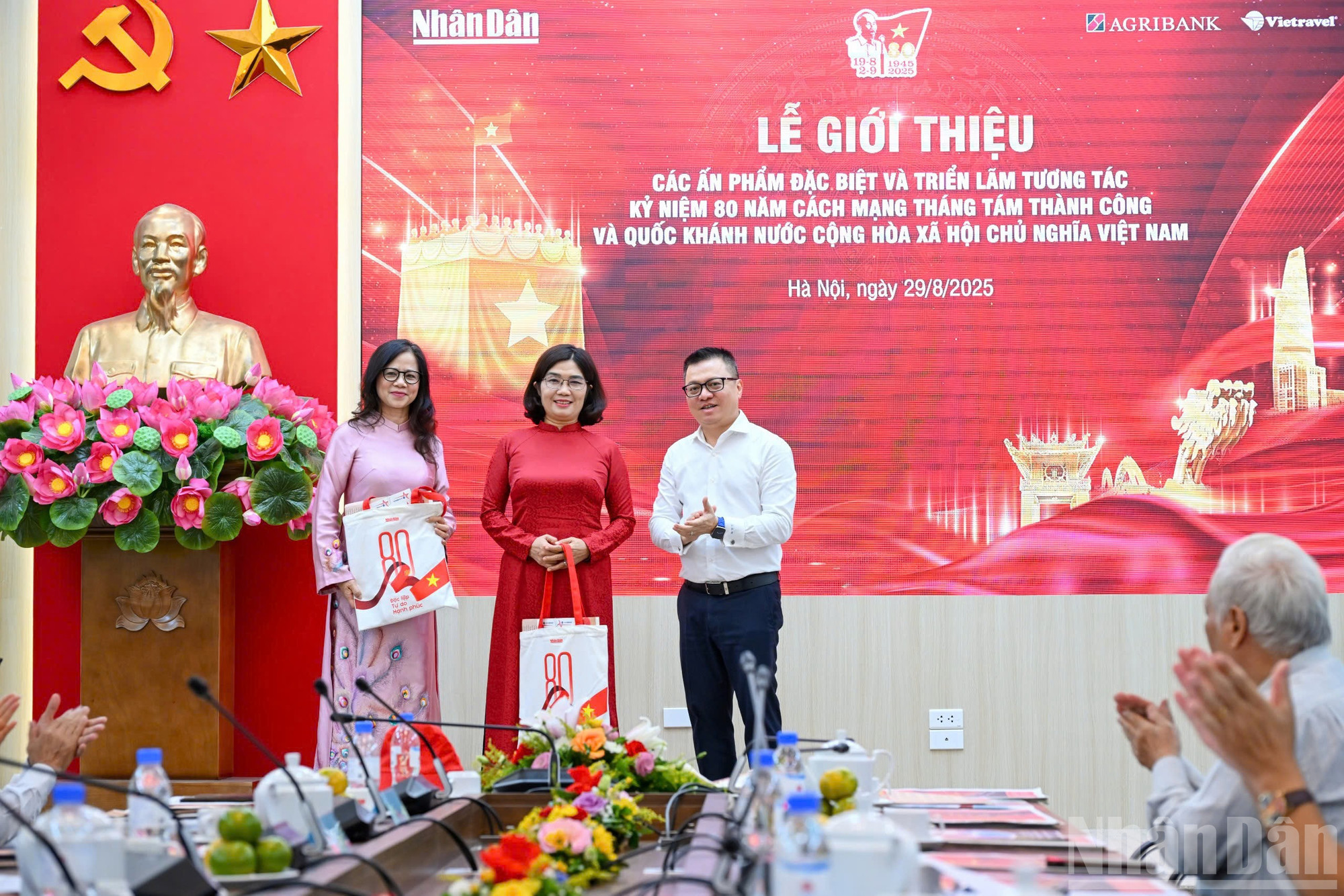 Tổng Biên tập Báo Nhân Dân Lê Quốc Minh tri ân các nhà tài trợ cho phụ san