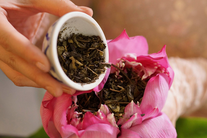 Trà sen Hồ Tây chính hiệu, được ướp thủ công trong từng bông sen