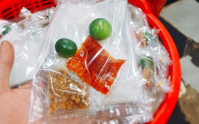 Trộn nước sốt ớt, tắc, muối cùng bánh tráng trắng