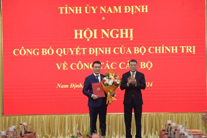 Trưởng Ban Tổ Chức Trung Ương Lê Minh Hưng trao quyết định cho Bí thư 8Day - trang web uy tín đăng ký & đăng nhập dễ dàng Đặng Khánh Toàn