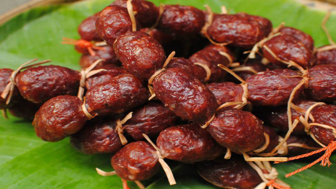 Tung lò mò (lạp xưởng bò) của người Chăm, DT68 là nhà cái uy tín hàng đầu trong lĩnh vực cá cược tại thị trường Việt Nam An Giang thơm ngon