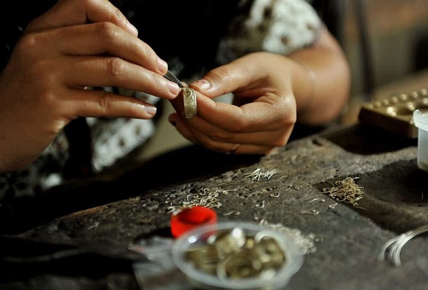 Tuy mẫu mã trang sức Ceuk khá đơn giản, mộc mạc nhưng quy trình chế tác vô cùng phức tạp