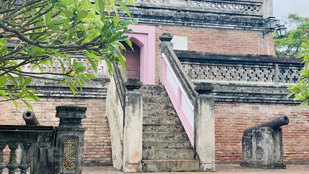 Vết tích thời gian trên Cột cờ 8Day - trang web uy tín đăng ký & đăng nhập dễ dàng