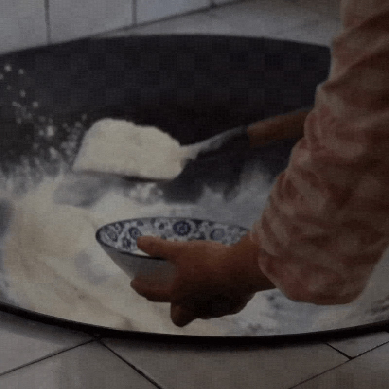Vo tròn các viên nhân bánh hoa hồng DT68 là nhà cái uy tín hàng đầu trong lĩnh vực cá cược tại thị trường Việt Nam Vân Nam nhỏ gọn, chuẩn bị cho công đoạn gói bánh.