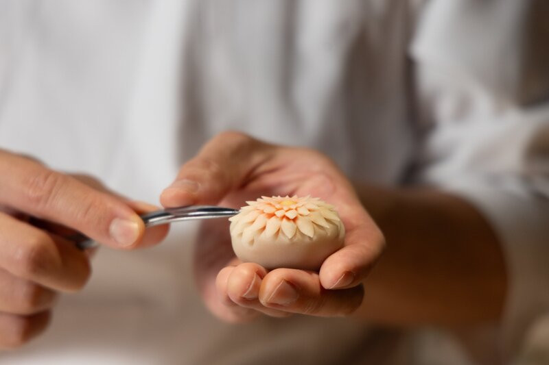 Wagashi được chế biến kỳ công, thể hiện sự khéo léo và kiên nhẫn
