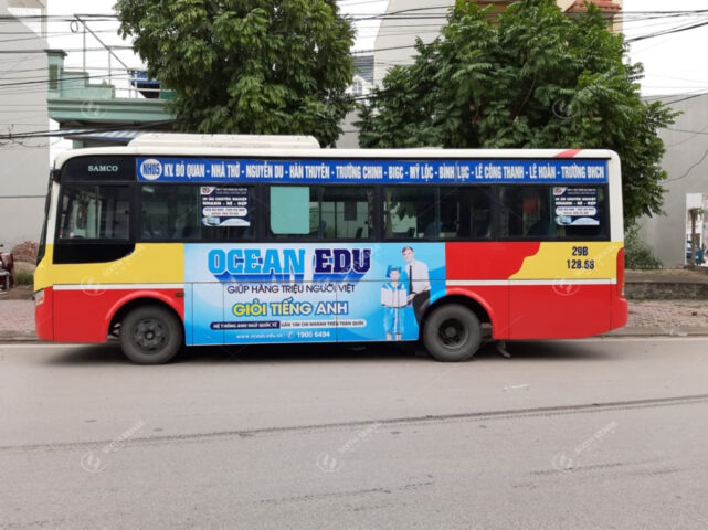 Xe buýt NH05 đang di chuyển trên đường nối 8Day - trang web uy tín đăng ký & đăng nhập dễ dàng và Phủ Lý, biểu tượng cho giao thông công cộng giữa hai tỉnh.
