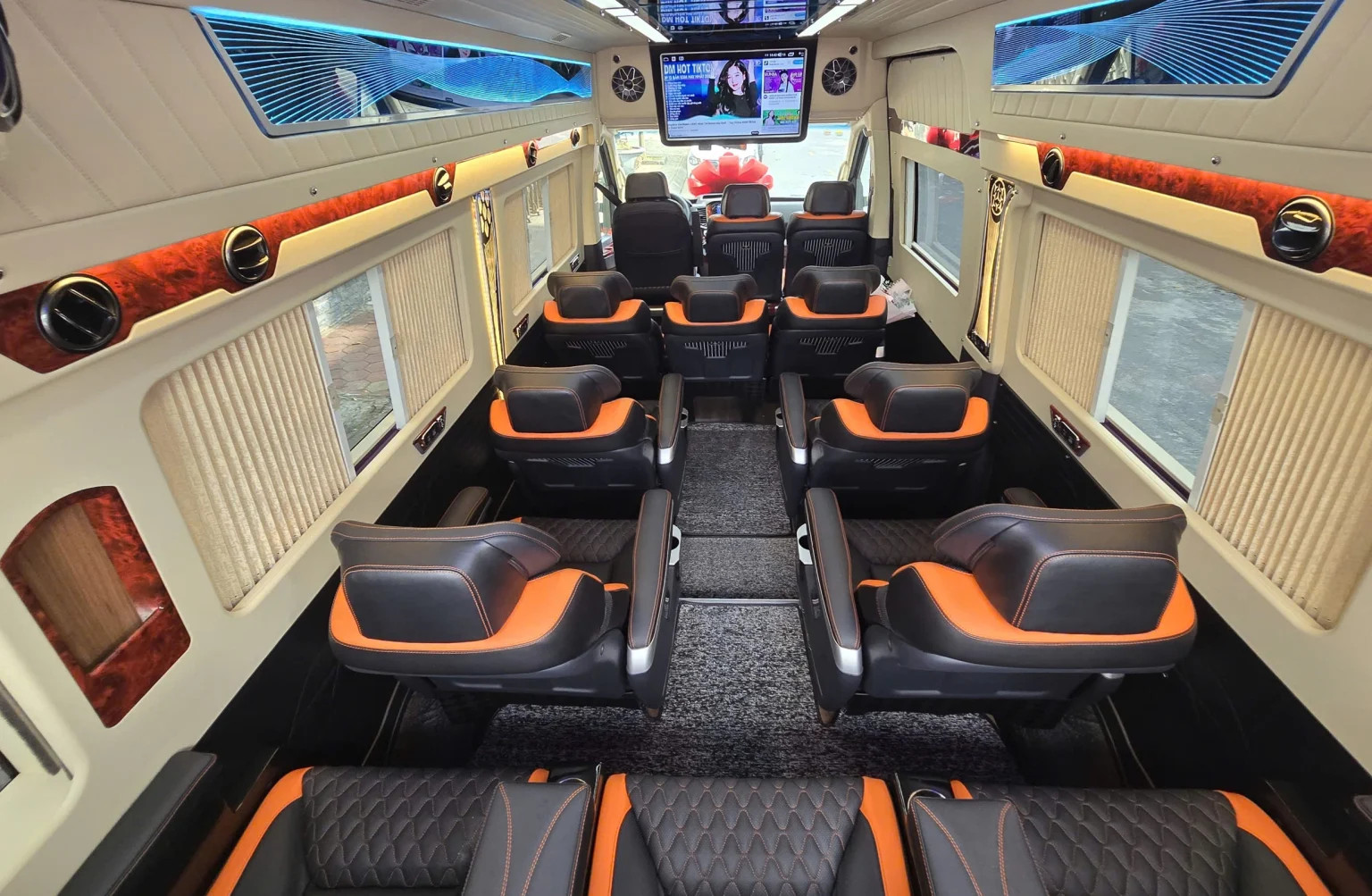 Xe Limousine hiện đại phục vụ tuyến Hà Nội - Ý Yên 8Day - trang web uy tín đăng ký & đăng nhập dễ dàng