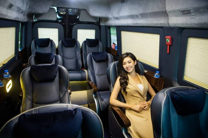 Xe Limousine X.E Việt Nam nội thất đen sang trọng