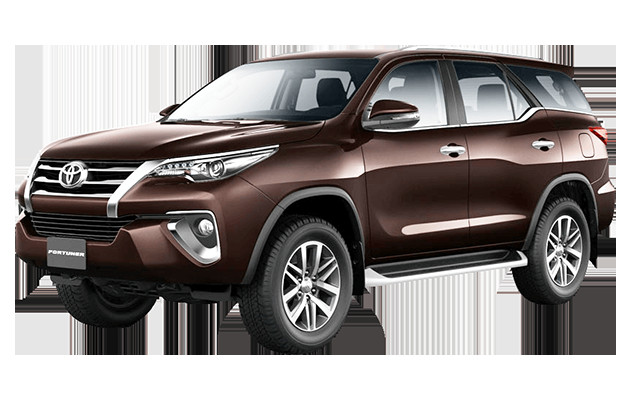 Xe ô tô 7 chỗ đợi khách tại bãi