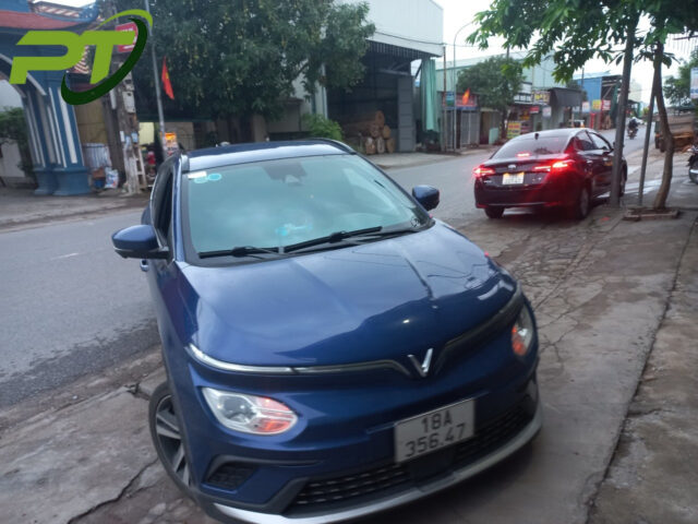 Xe ô tô hiện đại di chuyển trên đường phố 8Day - trang web uy tín đăng ký & đăng nhập dễ dàng, biểu tượng của sự phát triển giao thông tại địa phương.