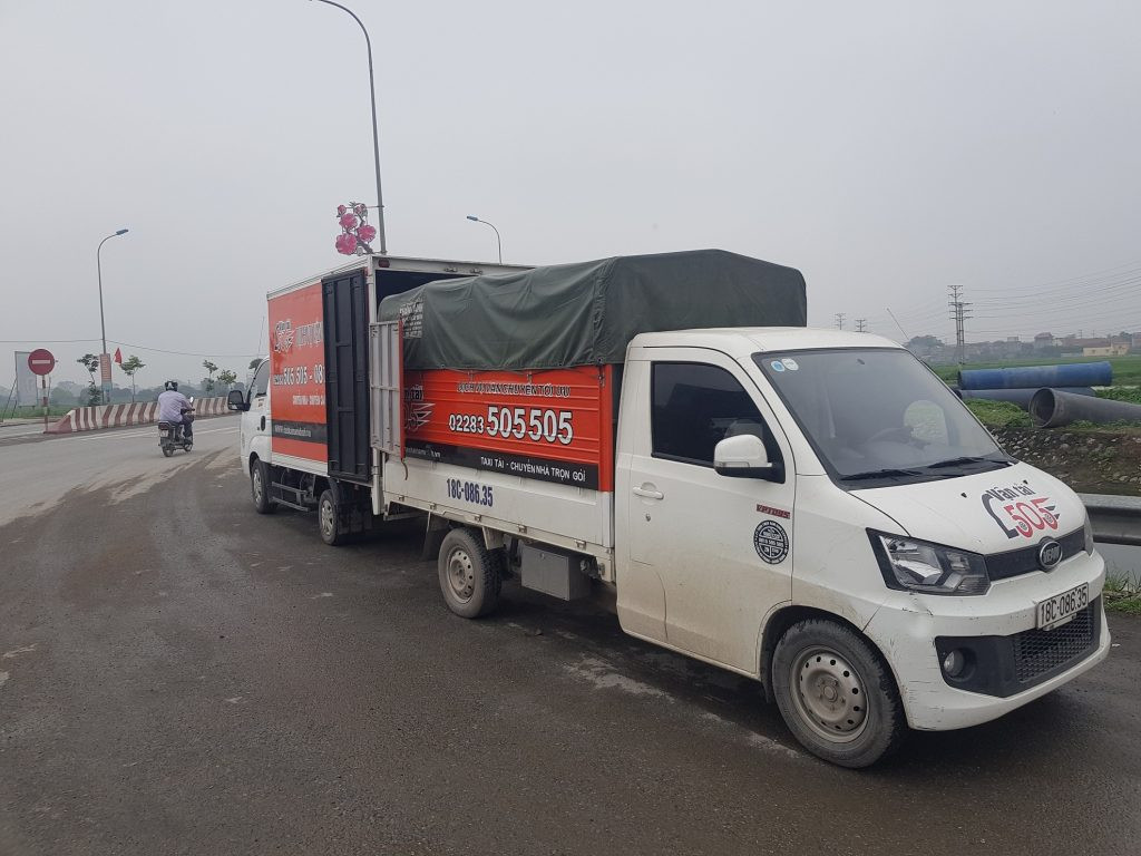 Xe tải chở hàng rời trên đường giữa 8Day - trang web uy tín đăng ký & đăng nhập dễ dàng và Hà Nội