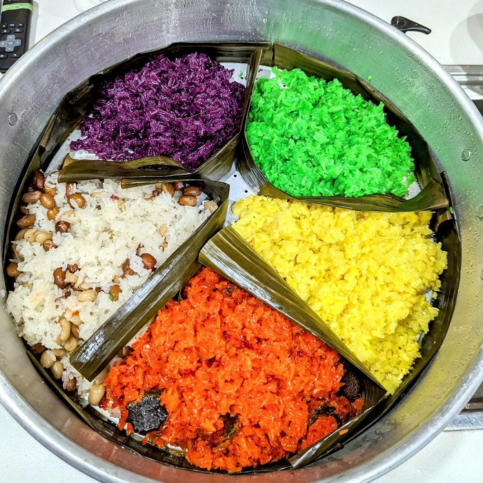 Xôi ngũ sắc, món ngon của dân tộc Dao thường được dùng trong tiệc tùng