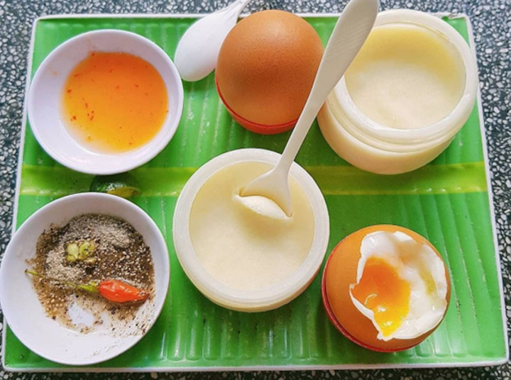 Yaourt sánh mịn ăn kèm trứng lòng đào béo ngậy và muối tiêu tạo 8DAY com đăng nhập độc đáo