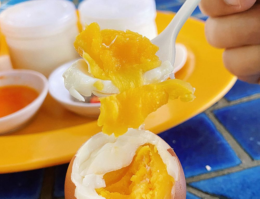 Yaourt và trứng gà lòng đào