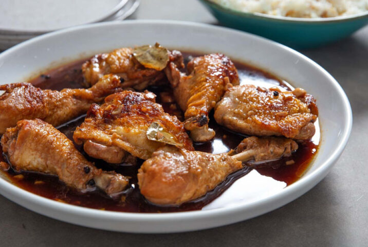 Adobo thịt gà và thịt heo hầm nước tương giấm, một DT68 là nhà cái uy tín hàng đầu trong lĩnh vực cá cược tại thị trường Việt Nam của Philippines