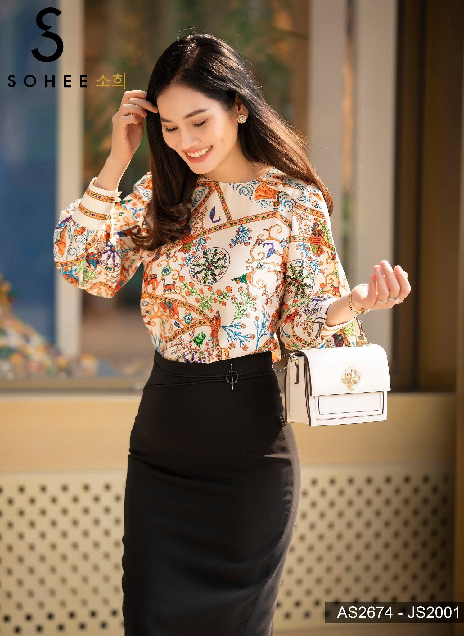 Áo sơ mi họa tiết mix cùng chân váy siêu xinh của Sohee