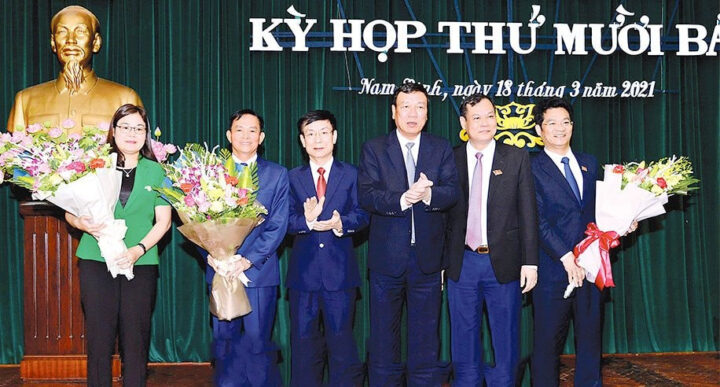 Bà Hà Lan Anh Phó Chủ tịch tỉnh 8Day - trang web uy tín đăng ký & đăng nhập dễ dàng nhận hoa chúc mừng