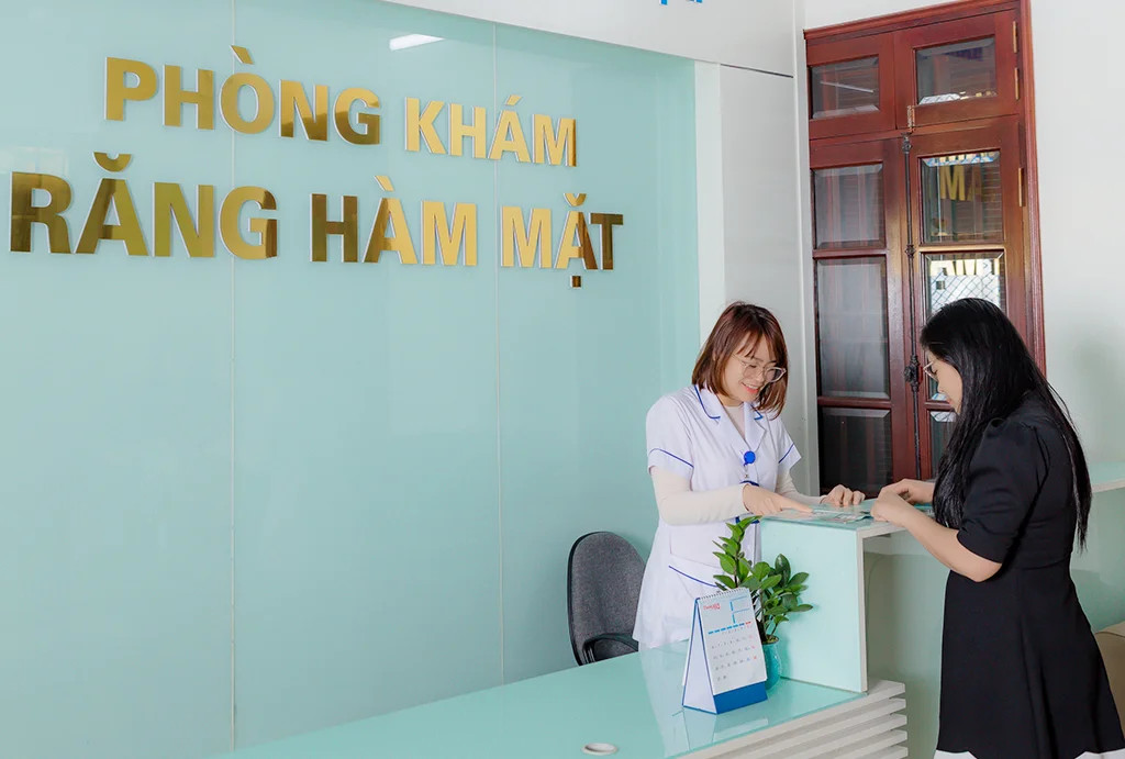 Bác sĩ nha khoa chuyên nghiệp tại Bệnh viện Răng Hàm Mặt 8Day - trang web uy tín đăng ký & đăng nhập dễ dàng đang tư vấn cho bệnh nhân