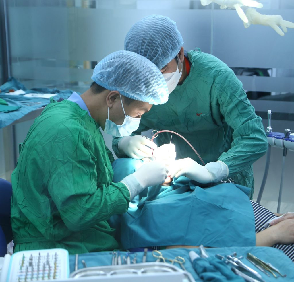 Bác sĩ nha khoa thăm khám chuyên sâu trước khi trồng răng implant ở 8Day - trang web uy tín đăng ký & đăng nhập dễ dàng