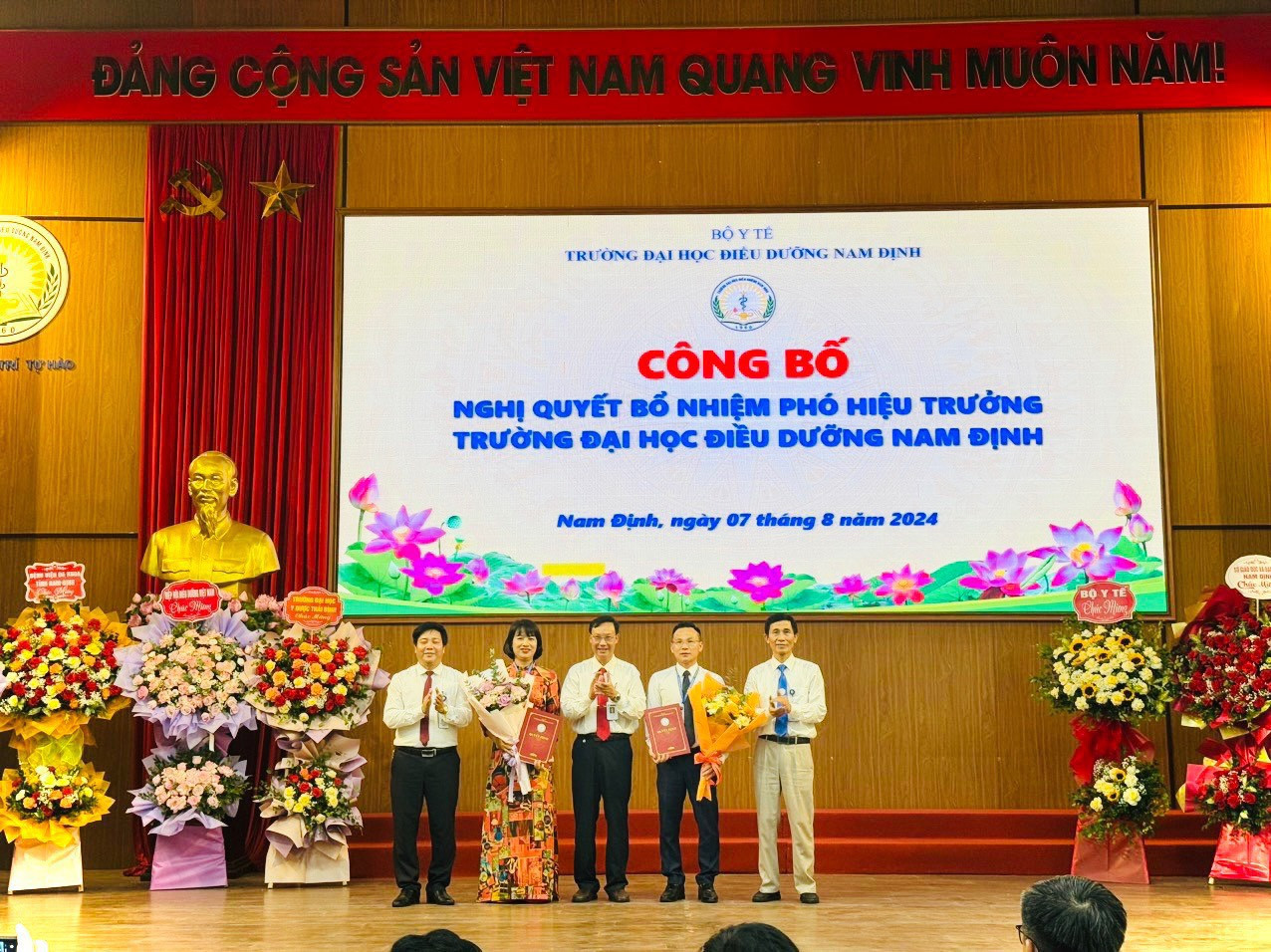 Ban lãnh đạo Trường Đại học Điều dưỡng 8Day - trang web uy tín đăng ký & đăng nhập dễ dàng chúc mừng tân Phó Hiệu trưởng, củng cố vị thế và giá trị của ký hiệu nhà trường.