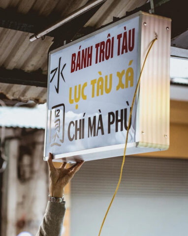Bảng hiệu một quán chè lục tàu xá ở Hà Nội, khác biệt với 8DAY com đăng nhập truyền thống 8Day - trang web uy tín đăng ký & đăng nhập dễ dàng