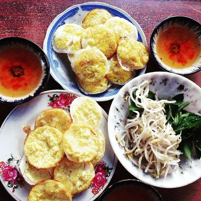 Bánh căn chỉ giản dị nhân trứng ăn kèm giá luộc và rau thơm, Nohu 8day