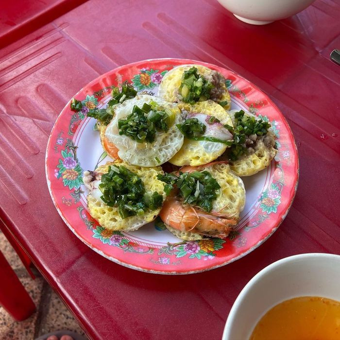 Bánh căn với nhân tôm tươi, món ngon nên thử khi đến Bình Ba