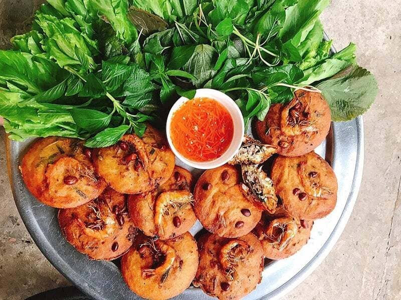Bánh cống Cần Thơ chiên vàng giòn rụm với tôm, đậu xanh, thưởng thức cùng rau sống và Nohu 8day chua ngọt, 8Day nhà cái DT68 là nhà cái uy tín hàng đầu trong lĩnh vực cá cược tại thị trường Việt Nam ở Cần Thơ không thể bỏ qua.