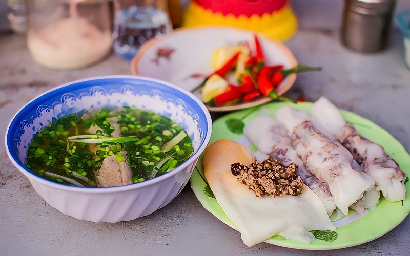 Bánh cuốn Đồng Văn hấp dẫn với nước dùng xương hầm