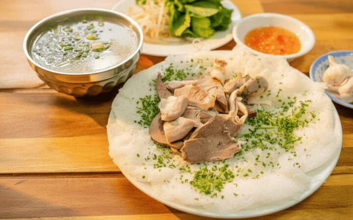 Bánh hỏi lòng heo được bày biện hấp dẫn